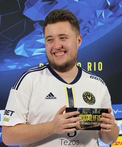 Een speler in het shirt van Team Vitality houdt een kaartje vast en glimlacht tijdens een interview